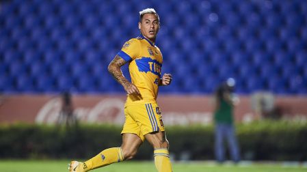 Edu Vargas jugando para Tigres UANL.