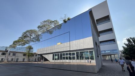 El Podio, el Cine –un edificio de espejos con dos ventanas– y la Torre, que se abrió en 2018.