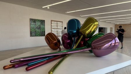 La fundación exhibe obras de artistas como Jeff Koons (en la imagen), Pino Pascali, Damien Hirst y Carsten Höller.
