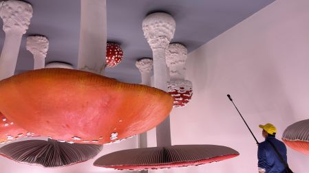 A la instalación “Upside Down Mushroom Room” se llega a través de un túnel oscuro.