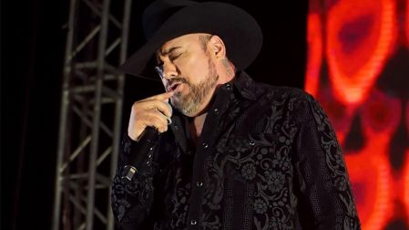 Arnulfo Jr. es un reconocido cantante de música norteña de Nuevo León.