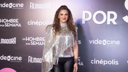Mariana Seoane a su paso por la alfombra roja de la película "Un hombre por semana", en su noche de estreno en Plaza Carso.