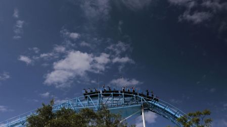 Asistentes a Selva Mágica disfrutan de las atracciones que les ofrece el parque de diversiones
