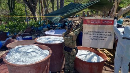 Elementos de la Marina muestran tinas repletas de metanfetamina cristalizada durante la destrucción de un laboratorio de drogas sintéticas.