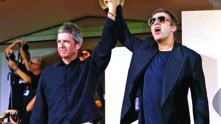 Liam Gallagher and Noel Gallagher posan en la alfombra roja de la premier del documental Oasis: Don't Look Back In Anger