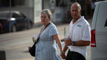 Debra y Martin Robinson llegan a la corte de Ensenada para el juicio por el asesinato de sus hijos Jake y Callum.
