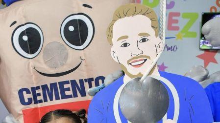 Piovi fue la piñata en el festejo de sus hijas