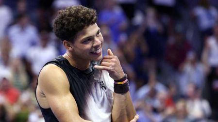 Ben Shelton, tenista de EU, celebra su victoria ante Alcaraz en el US Open.