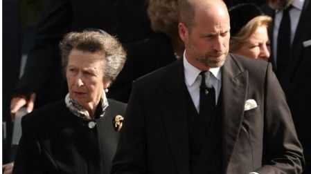 El príncipe William y su tía, la princesa Ana, representaron a la Corona británica en Oslo, en ausencia del rey Carlos III.