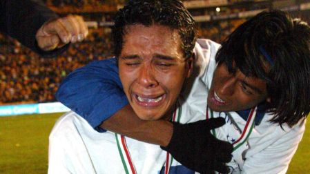 Edgar Hernández y Joel Huiqui celebran en 2003 el título con el Pachuca.