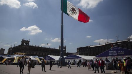 Feria Internacional del Libro en el Zócalo de la ciudad de México 2025.
