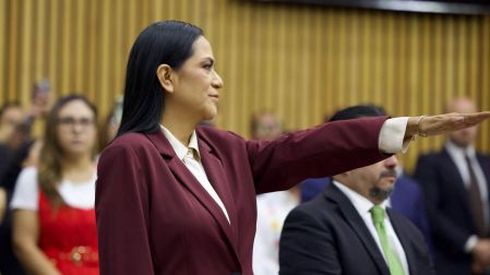 Ariadna Montiel Reyes extiende el brazo durante su protesta como representante de Morena ante el Consejo General del INE.