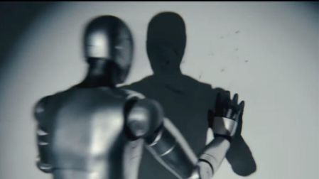 La campaña de Desigual cuestiona el avance de la inteligencia artificial.