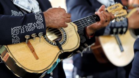 Músicos de mariachi tocando.