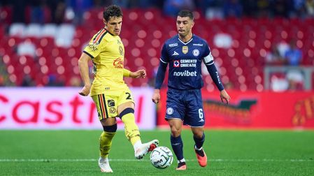 Erik Lira e Israel Reyes vieron acción desde el arranque del partido entre América y Cruz Azul