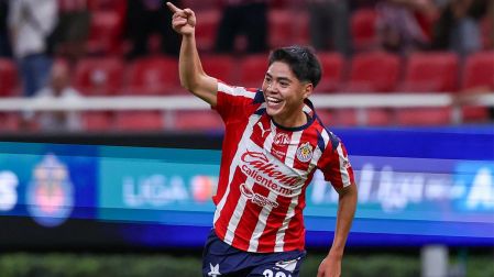 Samir Inda celebrando su gol con Chivas