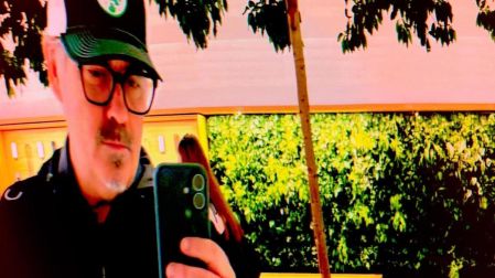 Duncan Sheik toma una fotografía frente a un espejo con gorra y lentes.