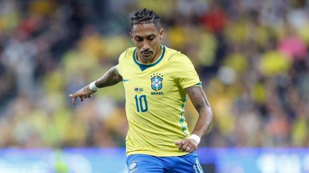 Raphinha portando la camiseta número 10 de la Selección de Brasil durante un partido internacional.