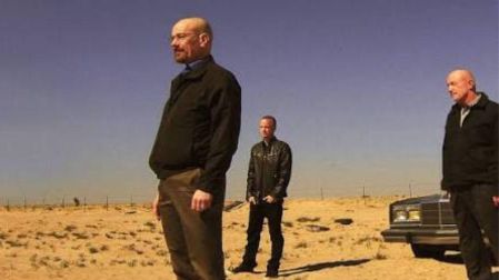Walter White, Jesse Pinkman y Mike Ehrmantraut en el desierto, en una escena de Breaking Bad.