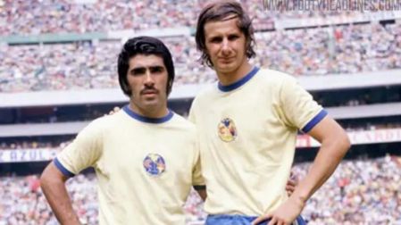 Carlos Alcaraz y Eduardo Borja durante un partido de los años 70.