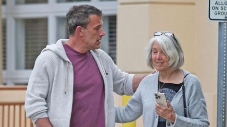 Ben Affleck camina junto a su madre, Chris Anne Affleck, cuya muerte llevó al actor a recordar su infancia.