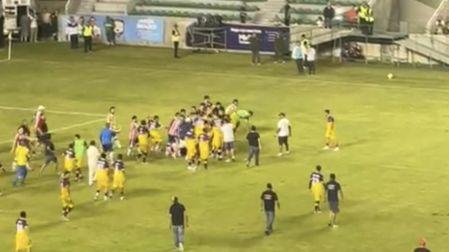 Los integrantes de ambos equipos se enfrascaron en una pelea dentro del terreno de juego