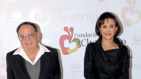 Florinda Meza y Roberto Gómez Bolaños posan juntos durante un evento de la Fundación Chespirito.