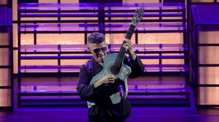 Alejandro Sanz durante su presentación en el Auditorio Nacional con su gira “¿Y ahora qué?” (2025)