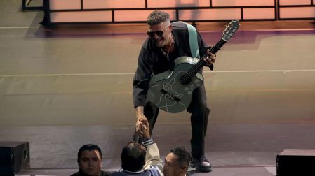 Alejandro Sanz durante su presentación en el Auditorio Nacional con su gira “¿Y ahora qué?” (2025).