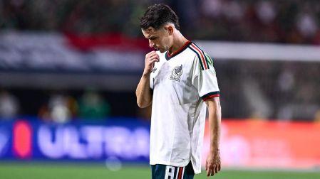 Álvaro Fidalgo fue increpado por un aficionado cuando iba a cobrar un tiro de esquina durante el partido de México y Chile en el Coliseum de Los Ángeles