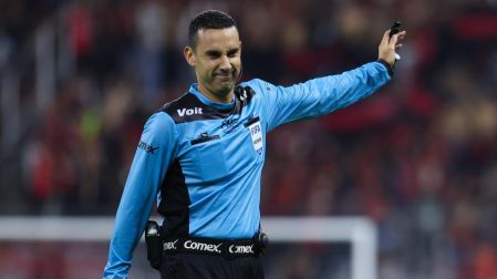 César Arturo Ramos Palazuelos, árbitro mexicano pitando en la Liga MX