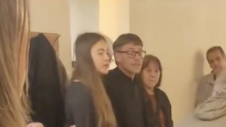 Cantan "Mi Viejo" a Piero para despedirlo.