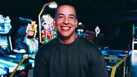 Daddy Yankee eligió este concepto para transmitir sentimientos que, de acuerdo con el artista, a veces no pueden expresarse con un simple mensaje de texto.