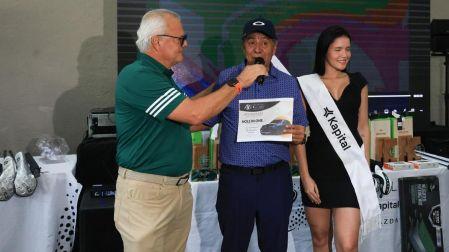 José Juan Carlos Sánchez celebra con Pablo Carrillo el haber ganado una camioneta tras 'hole in one' en la Gira de Golf Imagen Puebla.