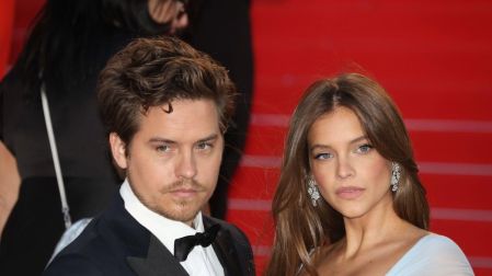 Barbara Palvin posa con su hija recién nacida y Dylan Sprouse