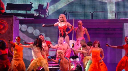 Britney Spears durante su presentación en la explanada del Monumento a la Revolución (2011).