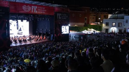 A pesar de la lluvia, el público abarrotó la Alhóndiga de Granaditas para disfrutar del espectáculo de cine-ópera "La bella y la bestia", con música de Phillip Glass sobre la cinta de Jacques Cocteau.