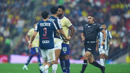 Miguel Borja se fue expulsado por una fuerte entrada sobre Carlos Salcedo