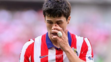 Diego Campillo no pudo completar el Clásico Tapatío y enciende las alarmas en Chivas
