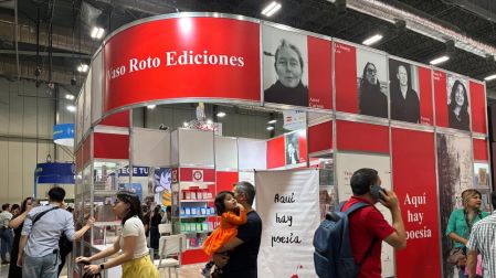 A lo largo del día cientos de personas visitaron los stands de la Feria Internacional del Libro de Monterrey.