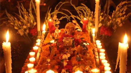 Una de las tradiciones más arraigadas en Santa Cruz Xoxocotlán es el culto a los fieles difuntos.