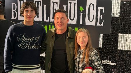 El actor de Amar te duele llevó a sus chamacos a divertirse con la obra de Broadway.