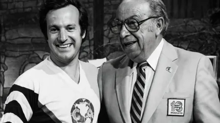 José Ramón Fernandos junto a Fernando Marcos cuando en una emisión de DeporTV se puso la camiseta del América