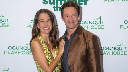 Entre las versiones que surgieron sobre la ruptura se encuentran los supuestos problemas matrimoniales relacionados con la cercanía de Hugh Jackman y Sutton Foster, su coprotagonista en The Music Man y actual pareja.