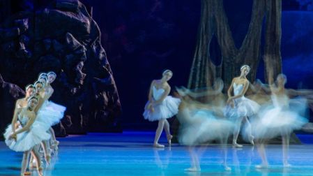 El lago de los cisnes renovó su vigencia con una propuesta que profundiza en las emociones de sus protagonistas sin abandonar la tradición del ballet clásico.