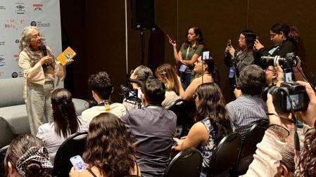 La autora de "El invencible verano de Liliana" presentó su más reciente obra "Lo roto precede a lo eterno".