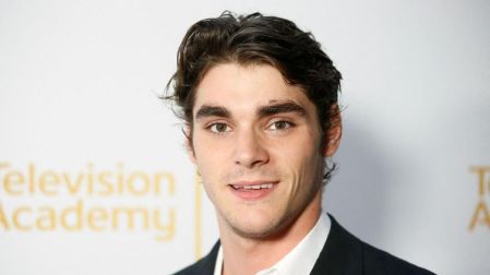RJ Mitte, actor de Breaking Bad, con traje negro y camisa blanca frente a un fondo de la Television Academy.