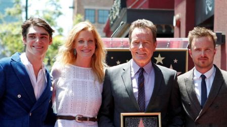 RJ Mitte, Anna Gunn, Bryan Cranston y Aaron Paul posan con una placa del Paseo de la Fama de Hollywood.