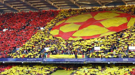 Aficionados de Lens celebran el regreso de la Champions League a su estadio.