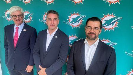 Arturo Olivé, director de NFL México; Felipe Formiga, vicepresidente de Desarrollo Internacional de los Miami Dolphins, y Óscar Soto, subdirector de Cultura Física de la CONADE.
